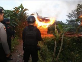 Polda Sumut menggerebek dan membakar tujuh gubuk judi dan narkoba di Kecamatan Sibolangit, Kabupaten Deli Serdang, Sumatera Utara (Sumut).