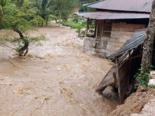 Banjir bandang terjadi di Desa Purba Baru, Kecamatan Lembah Sorik Marapi (LSM), Kabupaten Mandailing Natal (Madina), Sumatera Utara (Sumut) pada Rabu (20/12) malam.