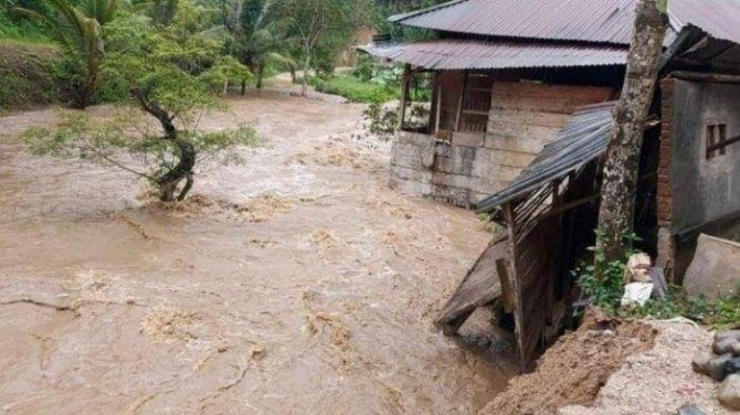 Banjir bandang terjadi di Desa Purba Baru, Kecamatan Lembah Sorik Marapi (LSM), Kabupaten Mandailing Natal (Madina), Sumatera Utara (Sumut) pada Rabu (20/12) malam.