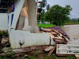 Tingginya curah hujan yang melanda Kabupaten Mandailing Natal (Madina) dalam beberapa minggu terakhir membuat sungai Batang Gadis meluap dan merobohkan satu unit bangunan dan puluhan pagar permanen milik Sekolah Tinggi Agama Islam Negeri (STAIN) Mandailing Natal.