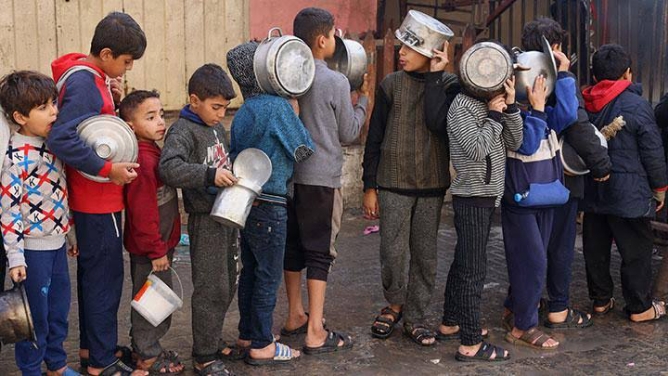 United Nations International Children's Emergency Fund (UNICEF) menyebutkan bahwa 335 ribu anak di bawah usia lima tahun di Gaza berisiko mengalami kekurangan gizi parah dan terancam mati kelaparan akibat krisis pangan.
