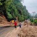 Badan Penanggulangan Bencana Daerah (BPBD) Kabupaten Mandailing Natal di Provinsi Sumatera Utara mengerahkan petugas untuk membersihkan bagian jalan penghubung Kota Panyabungan dengan wilayah Pantai Barat yang terdampak tanah longsor.