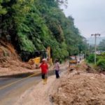 Badan Penanggulangan Bencana Daerah (BPBD) Kabupaten Mandailing Natal di Provinsi Sumatera Utara mengerahkan petugas untuk membersihkan bagian jalan penghubung Kota Panyabungan dengan wilayah Pantai Barat yang terdampak tanah longsor.