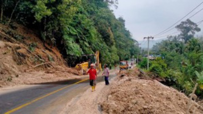 Badan Penanggulangan Bencana Daerah (BPBD) Kabupaten Mandailing Natal di Provinsi Sumatera Utara mengerahkan petugas untuk membersihkan bagian jalan penghubung Kota Panyabungan dengan wilayah Pantai Barat yang terdampak tanah longsor.