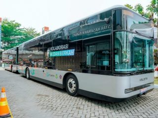 Bus transportasi umum bertenaga listrik mulai beroperasi di Kota Medan, Jumat (5/1/2024). Bus tersebut mulai beroperasi mulai Pukul 06.30 - 22.00 Wib dengan biaya gratis.