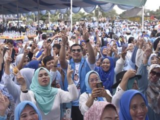 Ade Jona Prasetyo bersama para relawan