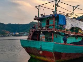 Pangkalan Pengawasan Sumber Daya Kelautan dan Perikanan (PSDKP) menangkap satu kapal nelayan karena diduga melanggar perizinan melaut. Kapal bersama 32 ABK diamankan di wilayah perairan Sibolga, Sumatera Utara.