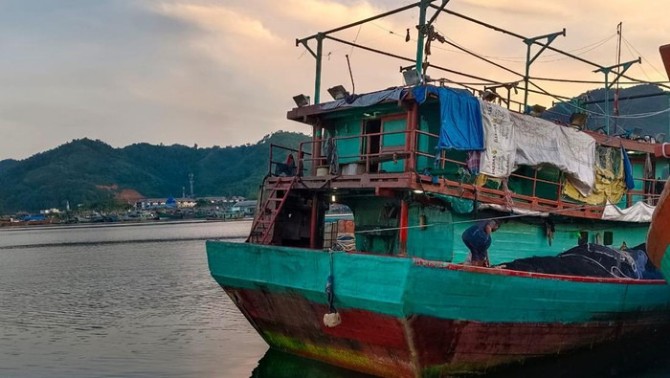 Pangkalan Pengawasan Sumber Daya Kelautan dan Perikanan (PSDKP) menangkap satu kapal nelayan karena diduga melanggar perizinan melaut. Kapal bersama 32 ABK diamankan di wilayah perairan Sibolga, Sumatera Utara.