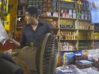 Satu video bernarasi seorang preman memeras pekerja warung sembako di Jalan Karya, Kota Medan beredar di media sosial. Pria ini pun mengancam akan membakar warung tersebut.