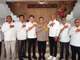 Kapolrestabes Medan berfoto bersama dengan Anggota Komisi 1 DPRD Medan