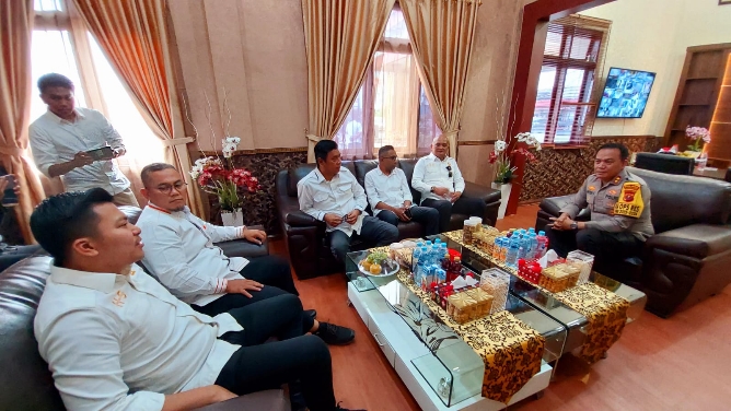 Kapolres Belawan saat menerima kunjungan Anggota Komisi 1 DPRD Medan di Ruang Kerjanya, kemarin