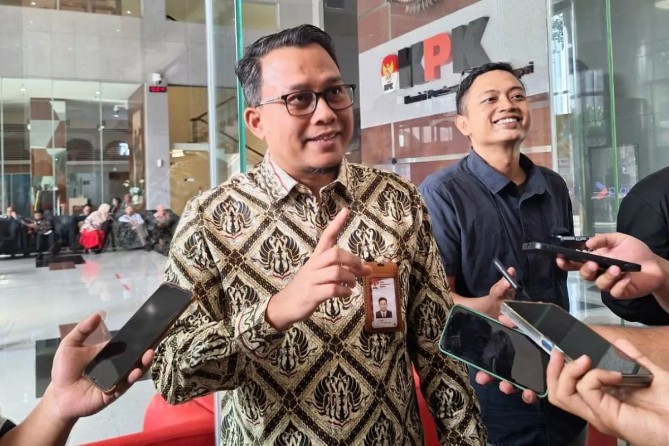 Komisi Pemberantasan Korupsi (KPK) mengungkapkan ada 10 orang yang terjaring dalam operasi tangkap tangan (OTT) terkait dugaan tindak pidana korupsi di lingkungan Pemerintah Kabupaten Labuhan Batu, Sumatera Utara.