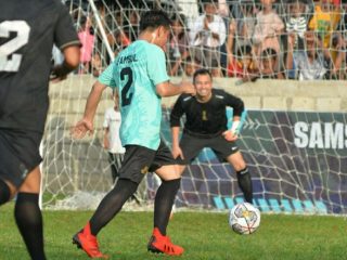 Gibran Rakabuming Raka saat bermain bola