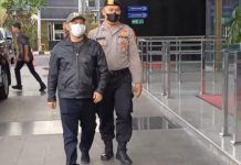 Bupati Labuhanbatu, Sumatera Utara, Erik Adtrada Ritonga telah tiba di gedung KPK, Jakarta, usai ditangkap dalam operasi tangkap tangan (OTT).