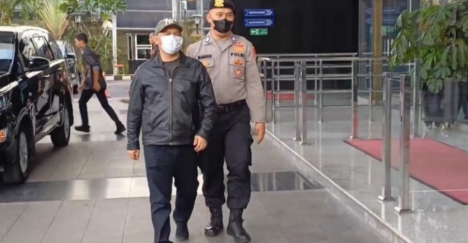 Bupati Labuhanbatu, Sumatera Utara, Erik Adtrada Ritonga telah tiba di gedung KPK, Jakarta, usai ditangkap dalam operasi tangkap tangan (OTT).