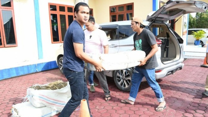 Anggota Koramil 01/PNR menggagalkan penyelundupan 75 kilogram ganja ke wilayah Sumatera Utara. Ganja kering itu dibawa seorang pria menggunakan mobil pribadi.