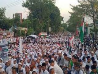 Dalam rangka memperingati 100 hari aksi genosida yang dilakukan Israel di Gaza, Palestina, ribuan orang kembali menggelar aksi doa bersama dan menuntut gencatan senjata di depan Kedutaan Besar Amerika Serikat, Jakarta Pusat.