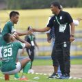 Legimin Rahardjo saat memberikan instruksi kepada pemain PSMS Medan dalam sebuah laga