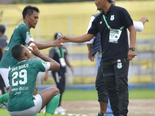 Legimin Rahardjo saat memberikan instruksi kepada pemain PSMS Medan dalam sebuah laga