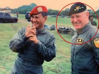 Prabowo Subianto saat masih menjadi prajurit aktif bersama Jendral Wayne Alan