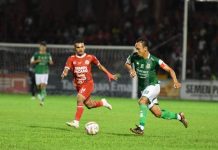 Pemain PSMS Medan, Rahmad Hidayat dibayang bayangi pemain Semen Padang saat kedua tim bertemu di Stadion Agus Salim, Padang. PSMS Medan kalah 0-2 dalam laga tersebut