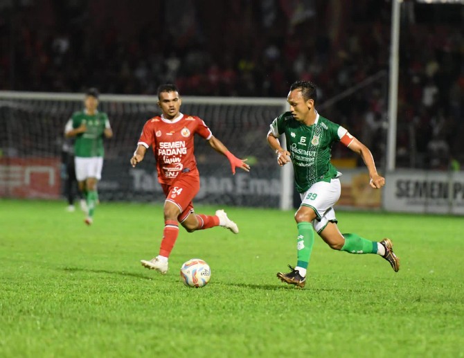 Pemain PSMS Medan, Rahmad Hidayat dibayang bayangi pemain Semen Padang saat kedua tim bertemu di Stadion Agus Salim, Padang. PSMS Medan kalah 0-2 dalam laga tersebut