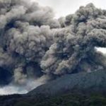 Gunung Marapi erupsi lagi, di mana kolom abu dilaporkan mencapai tinggi 500 meter, Jumat (19/1).