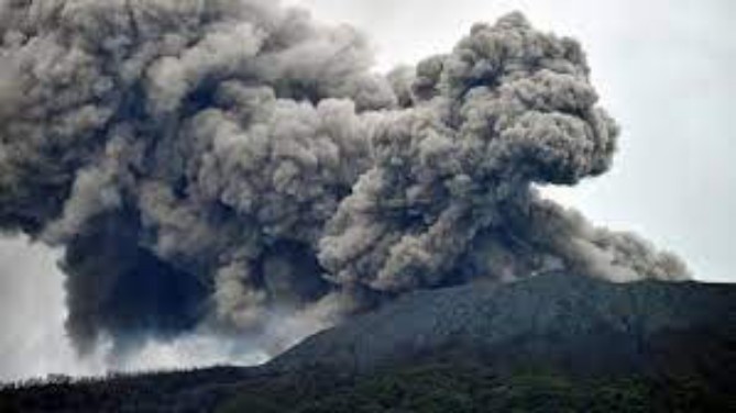 Gunung Marapi erupsi lagi, di mana kolom abu dilaporkan mencapai tinggi 500 meter, Jumat (19/1).