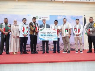 Ketua Kadin Sumut Firsal Ferial Mutyara menyerahkan donasi ke Palestina melalui Pemko Medan di di perguruan Islam Al Amjad. Ikut menyerahkan donasi ini Ketua HIPMI Sumut Ade Jona Prasetyo karena kegiatan ini bentuk kolaborasi Kadin Sumut, HIPMI Sumut serta Pemko Medan.