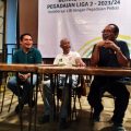 Chief Of Business PT LIB, Budiman Dalimunthe(tengah) saat memberikan keterangan kepada wartawan