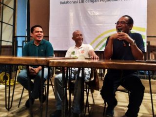 Chief Of Business PT LIB, Budiman Dalimunthe(tengah) saat memberikan keterangan kepada wartawan