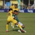 Pemain PSMS Medan dan Semen Padang saling berebut bola