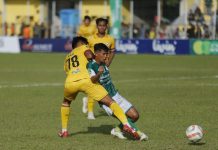 Pemain PSMS Medan dan Semen Padang saling berebut bola