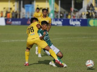 Pemain PSMS Medan dan Semen Padang saling berebut bola