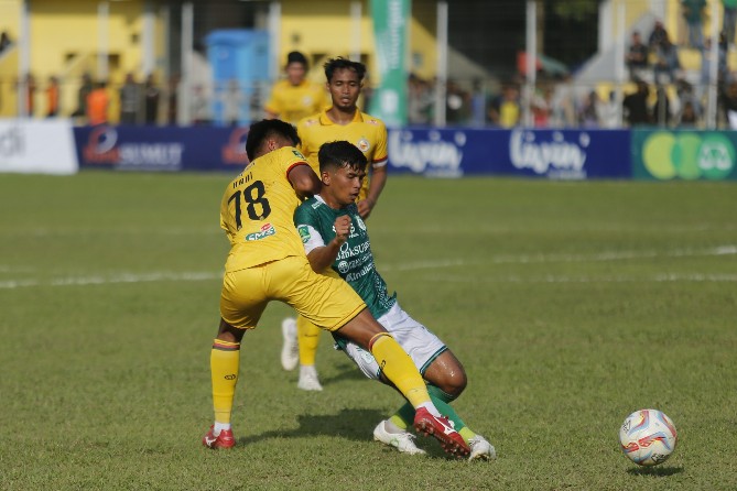 Pemain PSMS Medan dan Semen Padang saling berebut bola