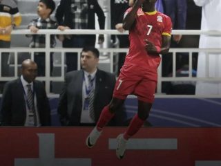 penyerang Timnas Kirgistan, Joel Kojo, di Instagram naik drastis usai membantu Timnas Indonesia lolos 16 besar Piala Asia 2023. Dari yang awalnya hanya berada di angka belasan ribu followers, akun Instagram @kojo_joel_10 kini telah diikuti 62.500 pengikut!