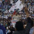 Sejumlah mahasiswa yang tergabung dalam Himpunan Mahasiswa Kawal Rakyat Sumatera Utara melakukan aksi damai di Rumah Nalar Prabowo Subianto Djojohadikusumo, kemarin.