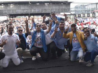 Ribuan warga Kota Medan dan sekitarnya mengikuti senam gemoy di Halaman Sekretariat TKD Prabowo - Gibran Sumut, Jalan Balai Kota Medan, Minggu (28/1/2024).