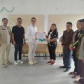 Gus Irawan Pasaribu, calon legislatif DPR RI untuk Sumut 2 menyerahkan bantuan dari BI kepada dua rumah ibadah di Samosir senilai Rp250 juta.