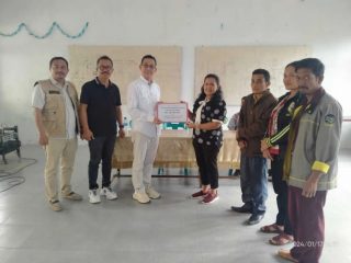 Gus Irawan Pasaribu, calon legislatif DPR RI untuk Sumut 2 menyerahkan bantuan dari BI kepada dua rumah ibadah di Samosir senilai Rp250 juta.