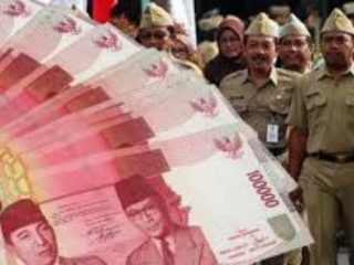 Pemerintah resmi menaikkan gaji Pegawai Negeri Sipil (PNS) dari golongan I sampai IV pada Jumat (26/1/2024).