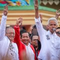 BERSAMA: Capres Ganjar Pranowo bersama Ketua TPD Ganjar-Mahfud Sumut, Paul Baja M Siahaan (kiri) dalam kampanye akbar terbuka di Lapangan Astaka, Jalan Pancing Kabupaten Deli Serdang, Minggu 28 Januari 2024.(HO/kaldera)