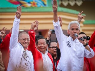 BERSAMA: Capres Ganjar Pranowo bersama Ketua TPD Ganjar-Mahfud Sumut, Paul Baja M Siahaan (kiri) dalam kampanye akbar terbuka di Lapangan Astaka, Jalan Pancing Kabupaten Deli Serdang, Minggu 28 Januari 2024.(HO/kaldera)