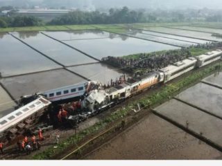 Pemerintah Jawa Barat menyiagakan enam rumah sakit terdekat usai terjadinya tabrakan kereta di jalur petak stasiun Cicalengka-Haurpugur antara KA Turangga relasi Surabaya Gubeng – Bandung dan Commuter Line Bandung Raya pada pukul 06.30 WIB.