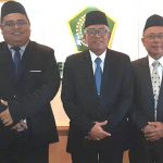 Prof Dr Ahmad Tamrin Sikumbang, MA (kanan) berfoto bersama Prof Dr Ziaulhaq (kiri) dan Prof. Dr. Zainul Fuad (tengah) usai penyerahan SK Guru Besar oleh Menteri Agama RI, Kamis (18/1/2024). Prof Ahmad Tamrin adalah Guru Besar Bidang Ilmu Komunikasi Islam pertama yang dimiliki UINSU Medan.(HO/kaldera)