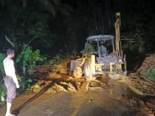 Cuaca ekstrem berupa hujan deras mengakibatkan tebing longsor di beberapa titik sepanjang Jalan Raya Tarutung-Sibolga, Kabupaten Tapanuli Utara (Taput), Sabtu (3/2/2024) petang sekitar pukul 17.00 WIB.