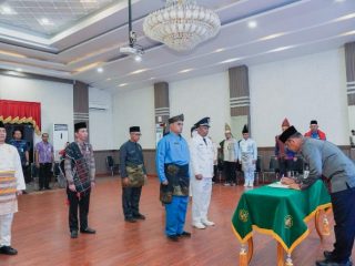 Walikota Medan, Bobby Afif Nasution diwakili Sekda Kota Medan, Wiriya Alrahman melantik 7 pejabat administrator dan pengawas di Balai Kota Medan, Jumat (2/2/2024).