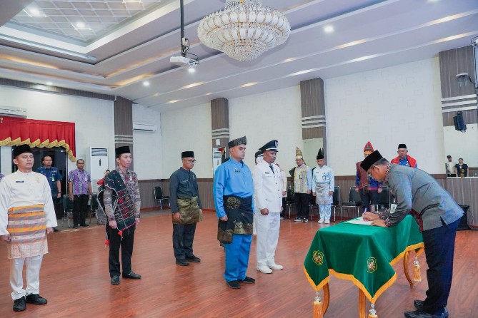 Walikota Medan, Bobby Afif Nasution diwakili Sekda Kota Medan, Wiriya Alrahman melantik 7 pejabat administrator dan pengawas di Balai Kota Medan, Jumat (2/2/2024).