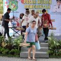 Memenuhi ketersediaan kebutuhan pokok dengan harga terjangkau menjelang Hari Raya Imlek 2024, Pemko Medan melalui Dinas Koperasi, Usaha Kecil Menengah, Perindustrian, dan Perdagangan (Diskop UKM Perindang) menggelar Pasar Murah di Vihara Siau San Keng, Kecamatan Medan Labuhan, Jumat (2/2/2024).