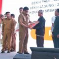 Menteri Pertanian, Andi Amran Sulaiman memberikan bantuan berupa benih jagung dan bibit durian kepada kelompok tani di Medan. Bantuan tersebut diserahkan dalam kegiatan Pembinaan penyuluh pertanian terhadap petani di Lapangan Benteng Medan, Senin (5/1/2024).